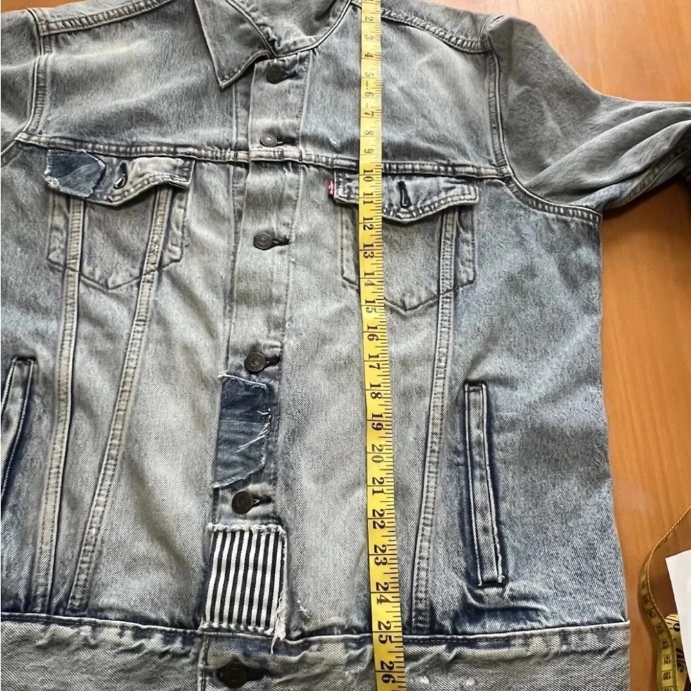 Levi’s Distressed Trucker Jacket 72334-0674 Size L Patchwork Denim Faded Wash - Picture 10 of 11